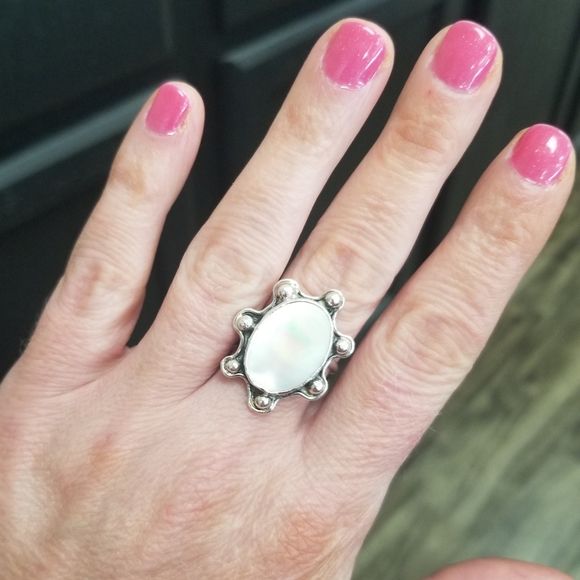 Estate Sterling Silver Mother of Pearl Ring - Picture 5 of 5